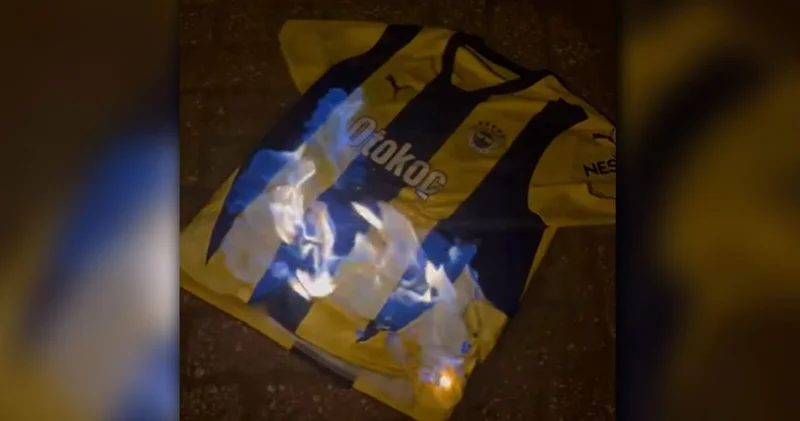 Fenerbahçe formasını cayır cayır yaktı