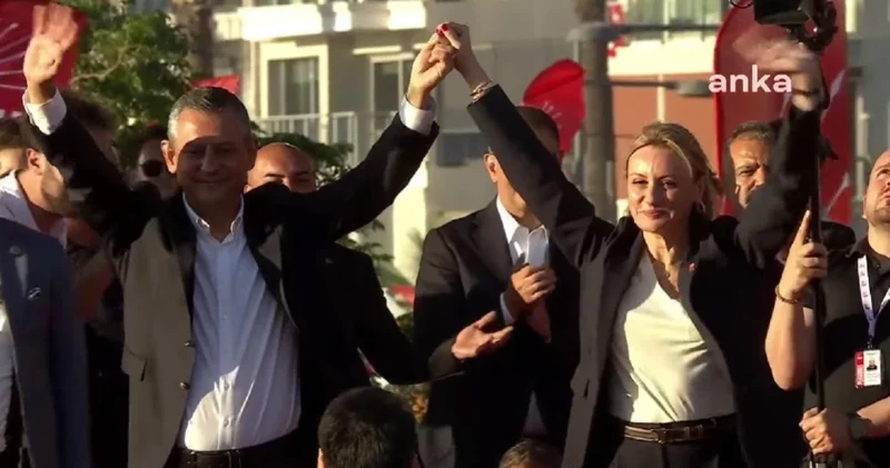 Sürprizimiz var diyerek duyuruldu: Özgür Özel rozeti İzmir de taktı