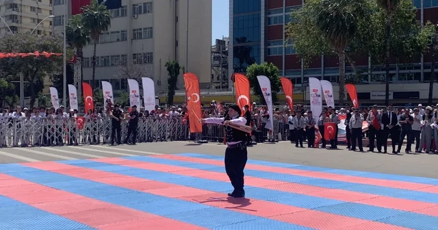Adana da 19 Mayıs coşkusu; Down sendromlu gençten kemençe resitali Adana Haberleri