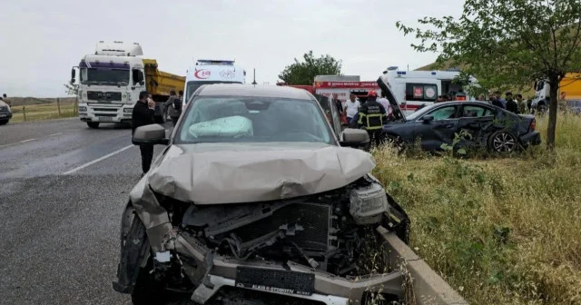 Diyarbakır da otomobil ile kamyonet çarpıştı: 2 ölü 1 yaralı Diyarbakır Haberleri