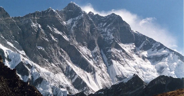 Dünyanın dördüncü en yüksek dağı Lhotse de iki dağcı hayatını kaybetti Dünya Haberleri