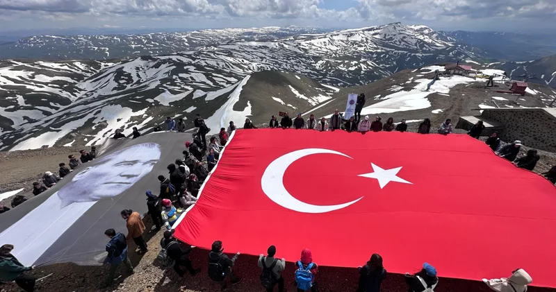 Palandöken in zirvesinde 19 Mayıs ı kutladılar