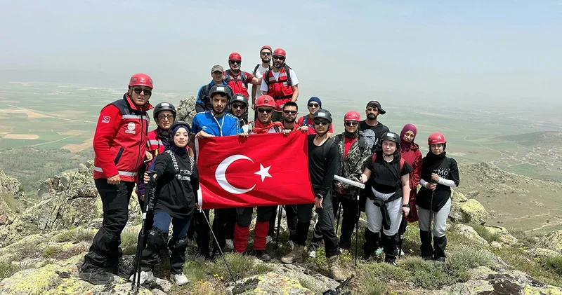 Kırşehir de dağcılar 19 Mayıs ı 1530 rakımlı zirvede kutladı