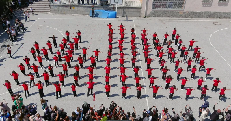 Kütahya’da 100 den fazla öğrenci harmandalı oynadı