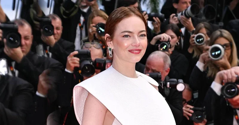 Emma Stone Cannes da çığlık çığlığa kaldı: Davetsiz misafir ortalığı karıştırdı!