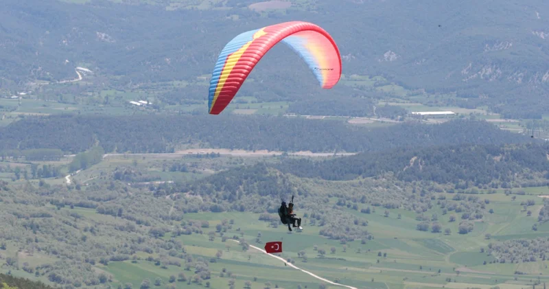 Yamaç paraşütü tutkunları, 19 Mayıs ı Abant semalarında kutladı
