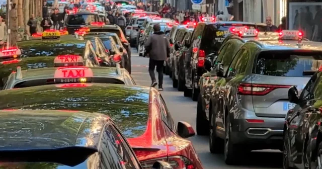 Paris te taksi şoförleri sağlık ulaşımı ücretlerindeki kesintileri protesto etti VİDEO İZLE