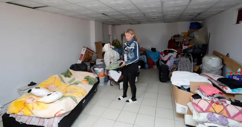 Kiracısı çıkmayınca 4 yıldır depoda yaşıyor!