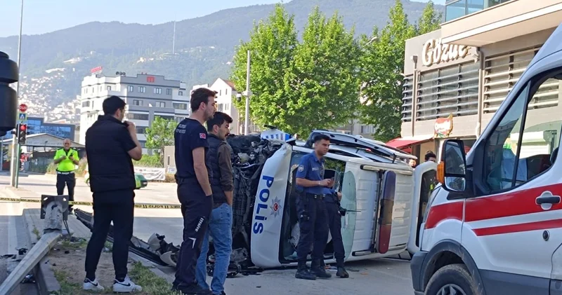 Bursa’da polis aracı kaza yaptı: Yaralılar var