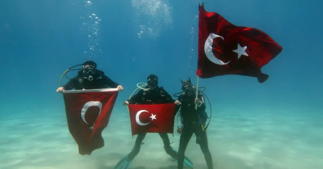 Fethiye’de dalgıçlardan deniz altında 19 Mayıs coşkusu VİDEO İZLE