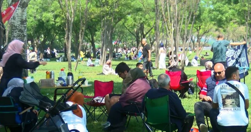 İstanbul da tatili ve sıcak havayı fırsat bilenler park ve sahillere akın etti