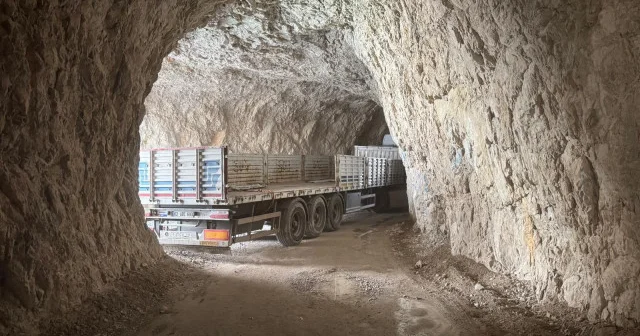 Tır tünele sıkıştı: Kemaliyeliler Taş Yolu ulaşıma kapatıldı VİDEO İZLE