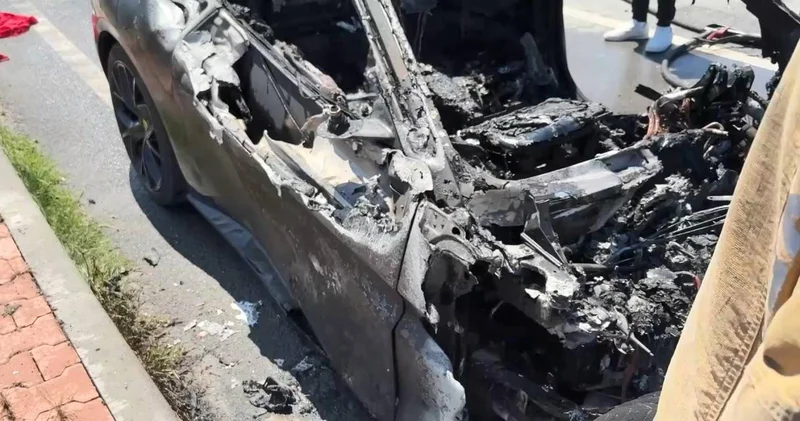 20 milyonluk araba kül oldu: Polis inceleme başlattı