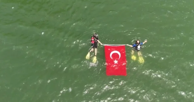 19 Mayıs ı denizin altında Türk Bayrağı açarak kutladılar Karabük Haberleri