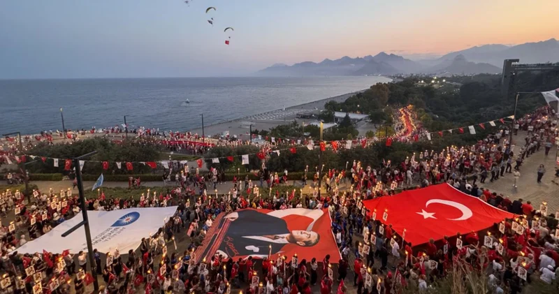 19 Mayıs ta yurttaşlardan 3 kilometrelik fener alayı