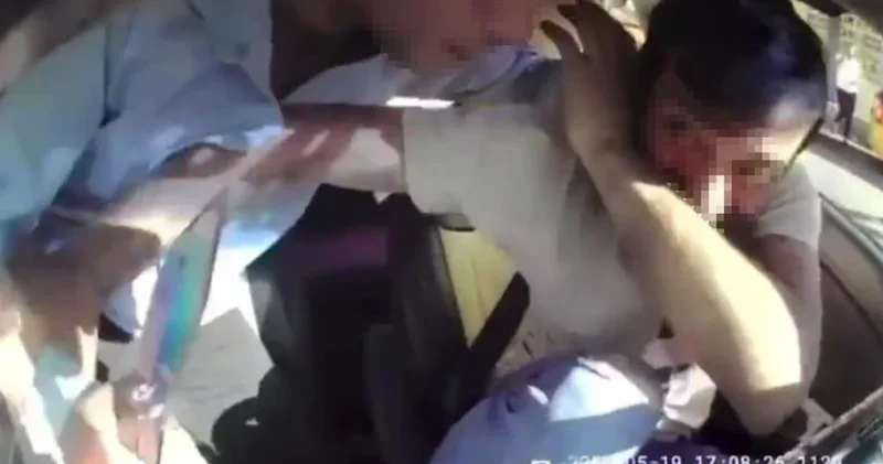 Taksi şoförü aracına aldığı yolcunun bıçaklı saldırısına uğradı