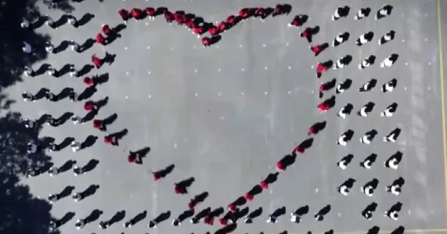 Kayseri’de öğrencilerden muhteşem ‘19 Mayıs’ koreografisi VİDEO İZLE