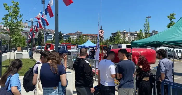 Gökyüzünde adrenalin dolu anlar: Çanakkale türküsünü söyledi