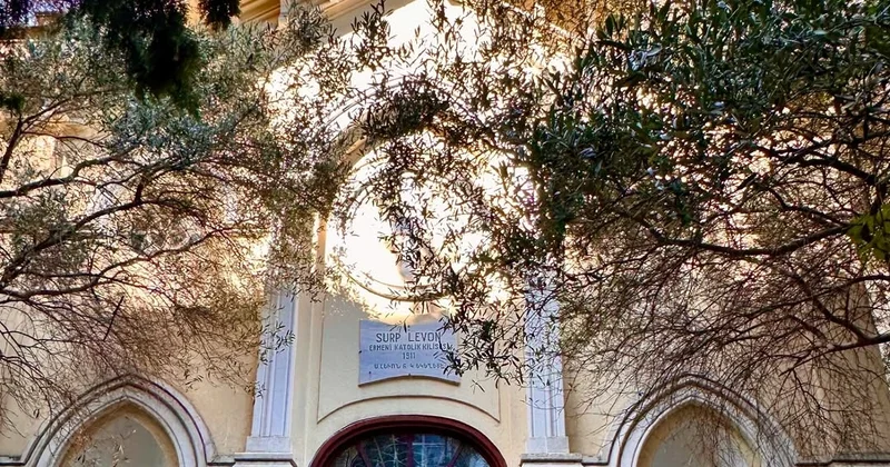 Surp Levon Ermeni Katolik Kilisesi nde şarkılar, ilahiler ve fasıl Agos