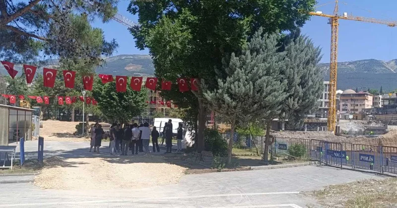 Kahramanmaraş ta 19 Mayıs alanı tepki çekti: Şantiyenin ortasında anma!