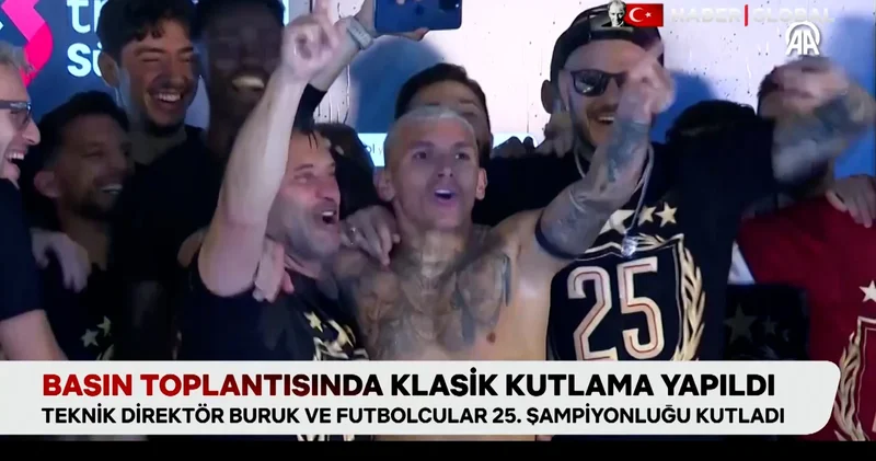 Şampiyon Galatasaray da basın toplantısında klasikleşen kutlama