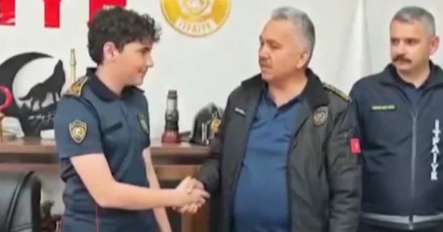 Sivas’ta genç müdür görev başında: 19 Mayıs’ta1 günlüğüne itfaiye koltuğuna oturdu VİDEO İZLE