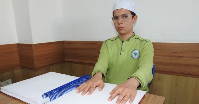 Dünyasını Kur’an ı Kerim’le aydınlattı: Görme engelli depremzede genç 15 ayda hafız oldu VİDEO İZLE