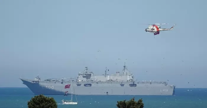 Balıkçı teknelerinden tören geçişi: TCG Anadolu ve kortej aynı karede