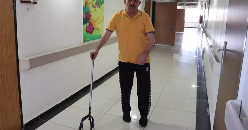 Felçli hasta sedyeyle geldiği hastaneden yürüyerek çıktı