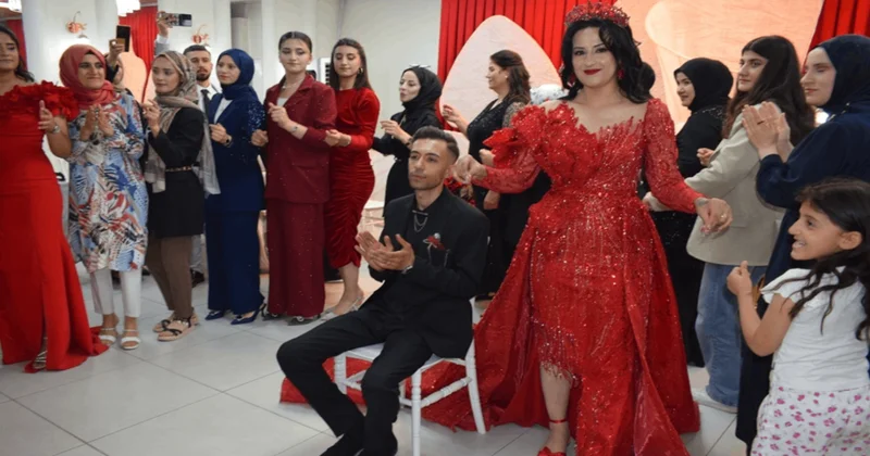 İşitme ve konuşma engelli çiftin kınasında sessiz çiftetelli Sözcü Gazetesi