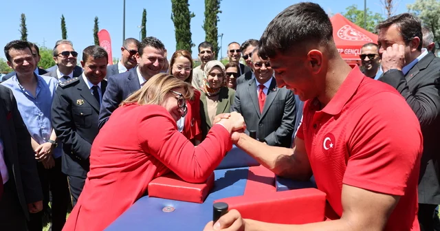 Gaziantep Büyükşehir Belediye Başkanı Şahin, sporcuyla bilek güreşi yaptı Gaziantep Haberleri