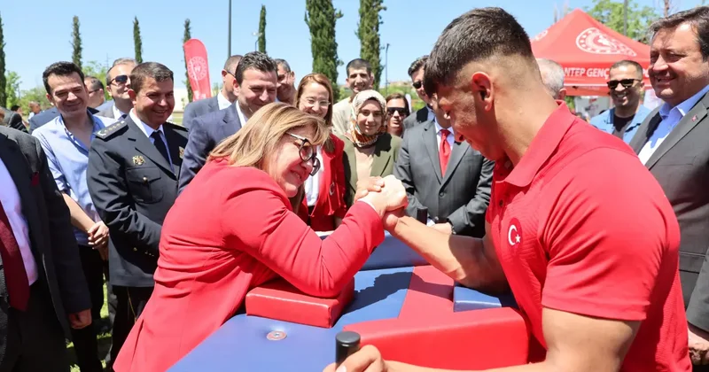 Başkan Fatma Şahin bilek güreşi yaptı... 19 Mayıs etkinliğinde renkli görüntüler