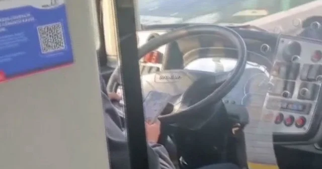 Metrobüs şoförünün sorumsuzluğu ‘pes’ dedirtti: Vatandaşların tepkisine oralı bile olmadı VİDEO İZLE