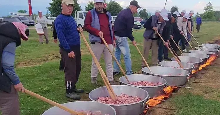 80 yıldır süren geleneği devam ettiriyorlar... Bu yıl rekor kırdılar! Etkinliği duyan bu köye koşuyor