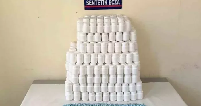 Kayalıkta ve çalılar arasında uyuşturucu deposu