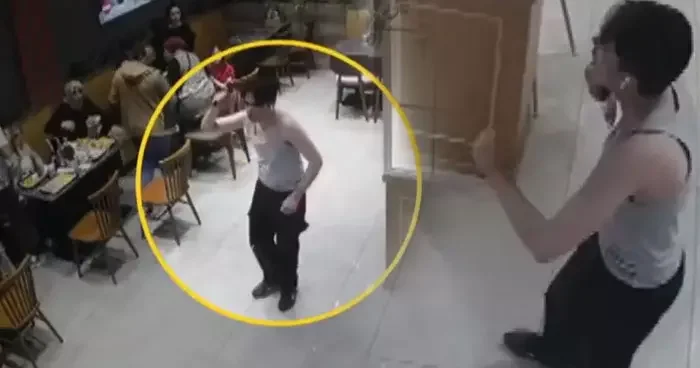Korku dolu anlar! AVM de dehşet saçtı: 15 yaşındaki çocuk bıçağı önce müşterilere doğrulttu sonra kendi boğazına dayadı