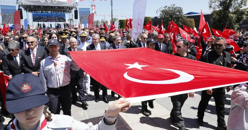 Atatürk ü temsil eden bayrak Samsun da karaya çıkarıldı