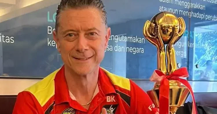 Voleybolda Türk başantrenör Bülent Karslıoğlu nun Endonezya da şampiyonluk sevinci