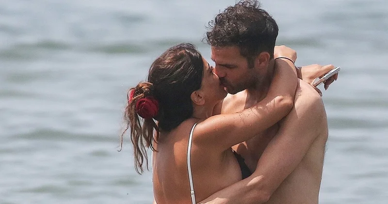 Eski futbol yıldızı Cesc Fabregas ın aşk dolu aile tatili magazin haberleri