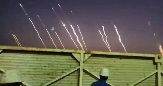 Irak’taki Çinli işçiler İran’ın İsrail’e fırlattığı füzeleri heyecanla izleyip kayda aldı VİDEO İZLE