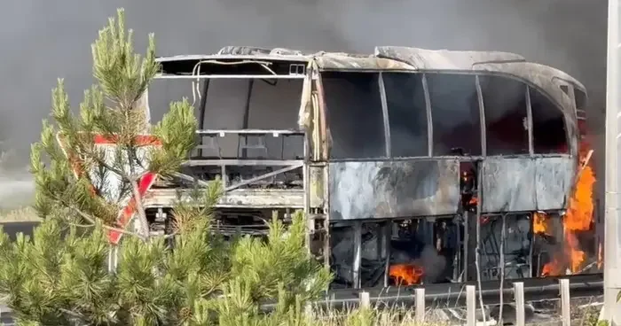 TEM de yangın paniği! Yolcu otobüsü alev alev yandı...