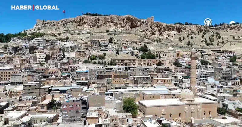 Tarihi kent Mardin in dokusunu bozan betonarme binaların yıkımı sürüyor