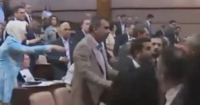 İBB Meclisi nde yolsuzluk soruşturması tartışması: Oturuma ara verildi VİDEO İZLE
