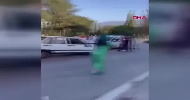 Trafik kazasının ardından ortalık savaş alanına döndü! Önüne geleni bıçakladı...