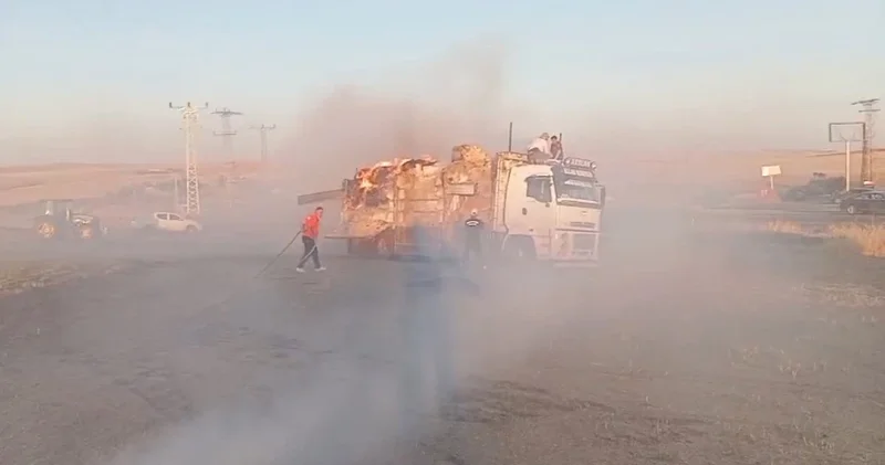 Diyarbakır da kamyondaki saman balyaları yandı