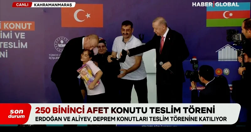 Anahtar teslim töreninde duygu dolu anlar! Önce Erdoğan a sonra Aliyev e sarıldı