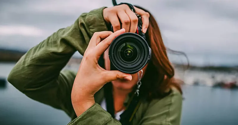 Fotoğraflarda neden başınızı yana eğiyorsunuz? Sizi şaşkına çevirecek psikolojik gerçek!