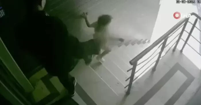 Kızına tekme atarak merdivenlerden yuvarlayan cani baba ile ilgili korkunç detaylar! 8 çocuğu 51 suç kaydı var