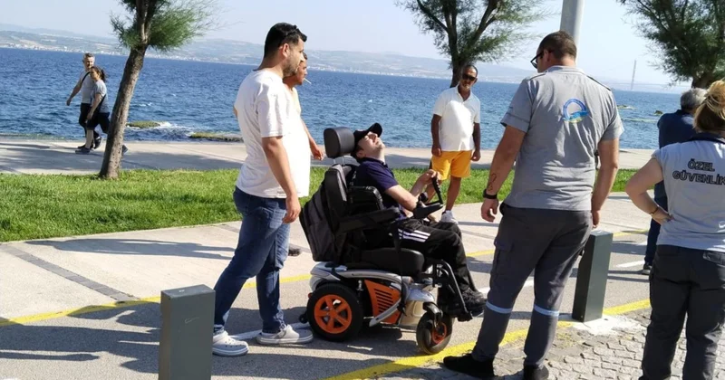 Engelli bir birey başıboş köpeklerden korkup direğe çarptı