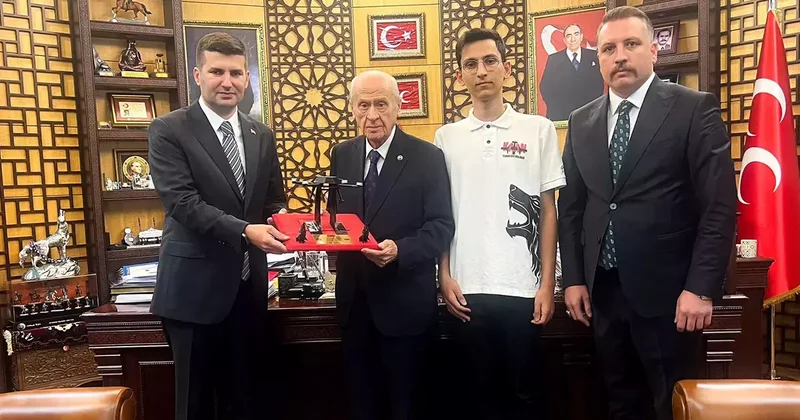 Bahçeli ye TÜRKHAN İHA prototipi hediye edildi